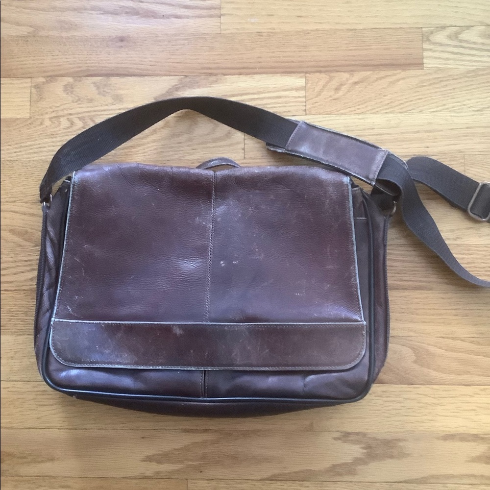 Pelle Studio Aged Leather Messenger Bag 16x11x3” Used Condition